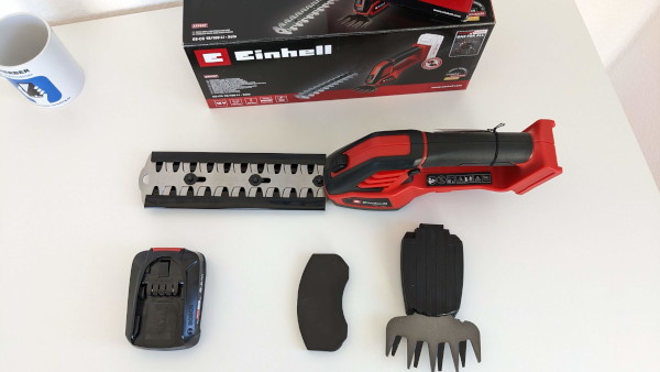 Akku-Grasschere von Einhell mit montiertem Strauchschermesser Einhell Akku-Grasschere